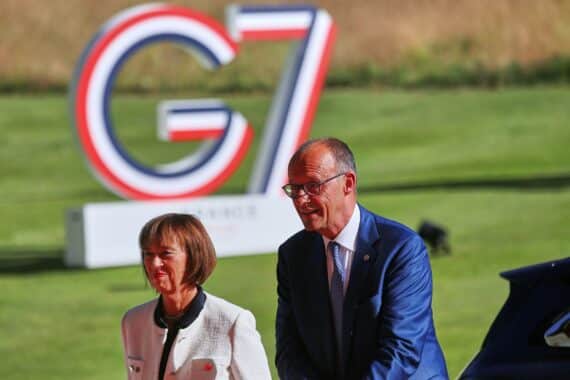 Friedrich Merz diskutiert mit internationalen Partnern beim G7-Gipfel in Évian-les-Bains.