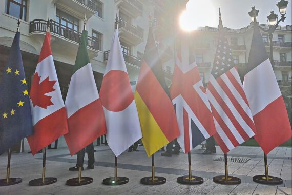 Flaggen der G7-Staaten, symbolisieren Zusammenarbeit zur Reduzierung von Rohstoffabhängigkeiten.