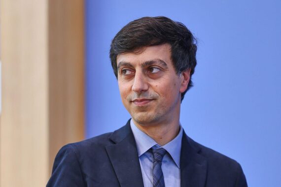 Bijan Moini kritisiert Verfassungsschutz: Gutachten zur AfD unvollständig und einseitig.