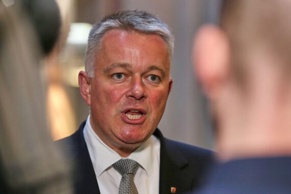 Gordon Schnieder diskutiert die Auswirkungen des Krankenkassen-Sparpakets auf die Pharmaindustrie in Deutschland.