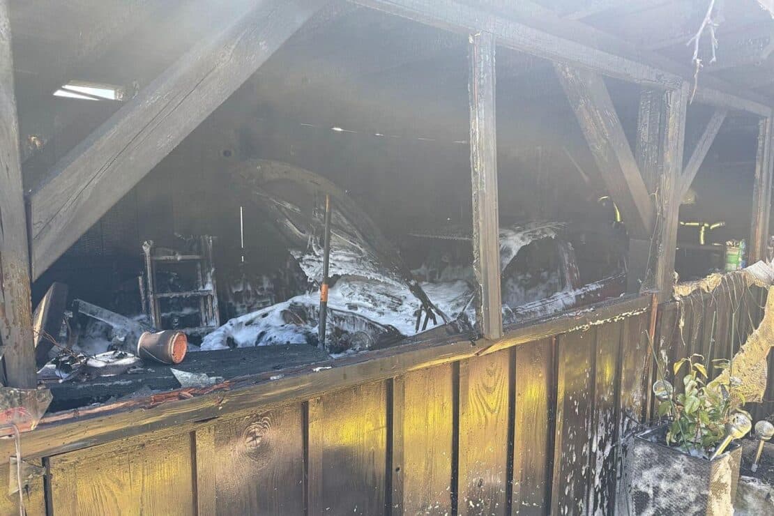 Garagenbrand in Witten: Feuerwehr verhindert Übergreifen auf Wohnhaus
