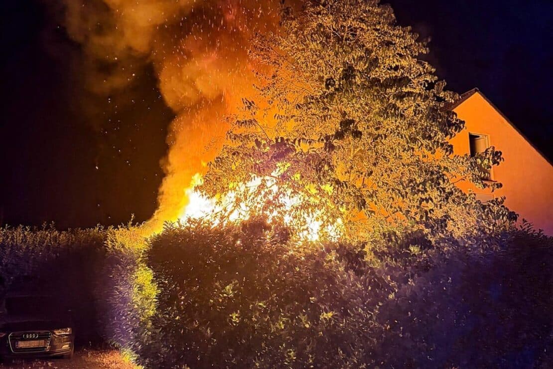 Gartenhaus in Neuss-Allerheiligen in Vollbrand – Feuerwehr rückt zu 24 Einsätzen aus