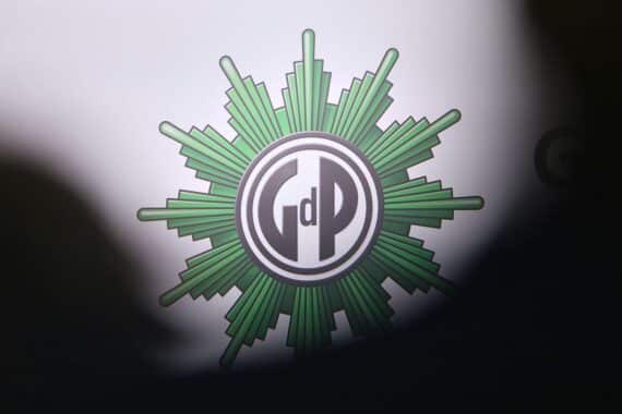 Zunehmende Gewalt im Wahlkampf: Schutzmaßnahmen und Polizeipräsenz für Demokratie gefordert.
