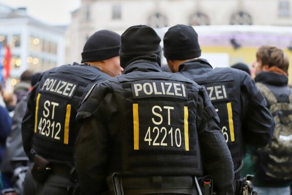 Polizisten in Aktion, symbolisieren den Kampf gegen politisch motivierte Kriminalität und Gewalt.