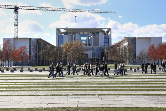 Bundeskanzleramt mit Fokus auf Reformdiskussionen und Kommunen, Verantwortungsbewusstsein betont.