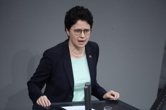 Marion Gentges spricht beim Russlanddeutschen Treffen in Baden-Württemberg über Unterstützung und Integration.