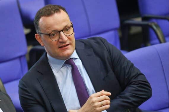 Jens Spahn verteidigt Deutschlands Unterstützung für Israel und spricht über Pflegeversicherung sowie seine politische Rolle.