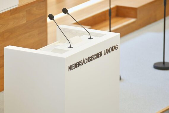 Niedersächsischer Landtag mit modernisierenden Gesetzesentwürfen für das amtliche Vermessungswesen.