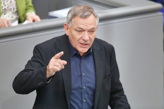 Jan van Aken kritisiert Gesundheitsministerin Warkens Sparpaket und fordert gerechtere Beitragsverteilung.
