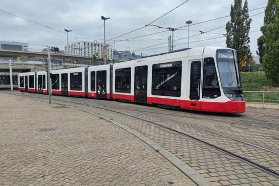 Gewitterfront über Halle, Straßenbahn fährt bei wechselhaftem Wetter durch Regen und Nebel.