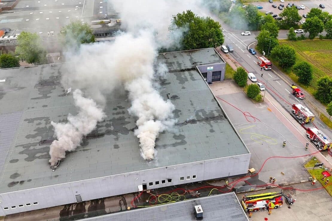 Großbrand in Lagerhalle im Industriegebiet von Neumünster