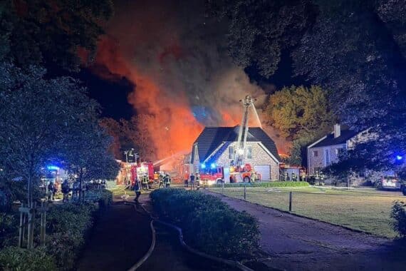 Großbrand in Werkstatt, Feuerwehr kämpft mit Flammen und Herausforderungen der Löschwasserversorgung.