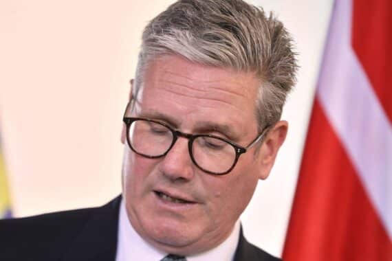 Keir Starmer kündigt Rücktritt an; Labour-Partei sucht neuen Vorsitzenden bis September.