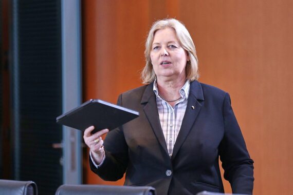 Bärbel Bas diskutiert Steuerreform; Grüne kritisieren langfristige Entlastung und fehlende Finanzierungsideen.