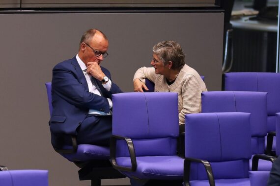 Britta Haßelmann kritisiert Friedrich Merz' Sozialpolitik auf der Brandenburger Grünen-Konferenz.