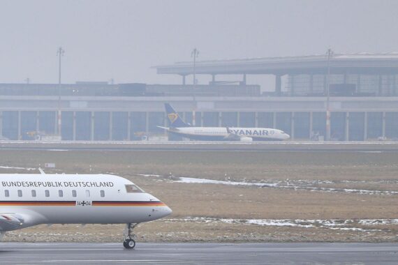 Protest gegen neue Grenzpolitik am Flughafen BER mit Fokus auf Grundrechte und Schutzmaßnahmen.