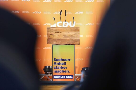 CDU-Fraktionschef posiert mit AfD-Kandidat, Kritik von Grünen und Linken folgt sofort.