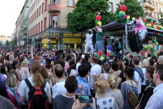 Bunte Menschen feiern den Karneval der Kulturen in Berlin, Ausdruck kultureller Vielfalt und Kreativität.