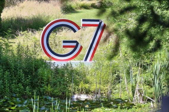 G7-Logo mit Hintergrund der Ukraine, Symbol für internationale Unterstützung und Frieden.