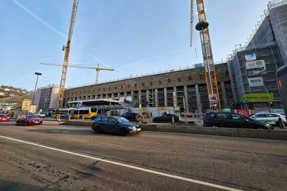 Stuttgart 21 Baustelle: Unfertig, modern, umstritten, mit Baugeräten und weithin sichtbaren Baustellenzeichen.