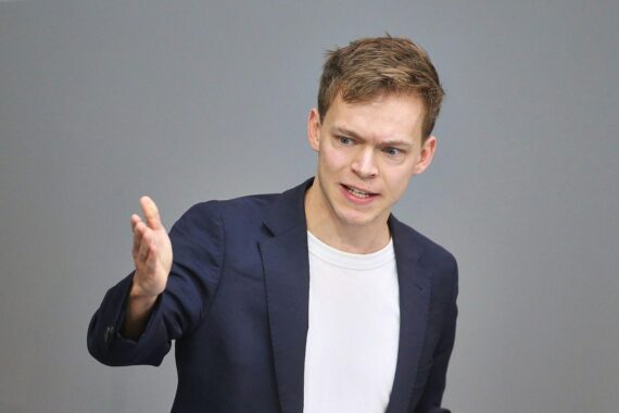 Junge Grüne-Abgeordnete kämpfen für sichere Renten, lehnen Renteneintritt mit 70 Jahren ab.