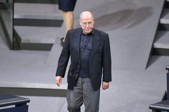 Gregor Gysi bei einem öffentlichen Auftritt, umgeben von neugierigen Zuhörern und Medien.
