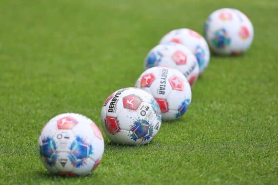 Fußbälle und Trainerwechsel bei Hansa Rostock, neuer Co-Trainer Yannic Thiel.