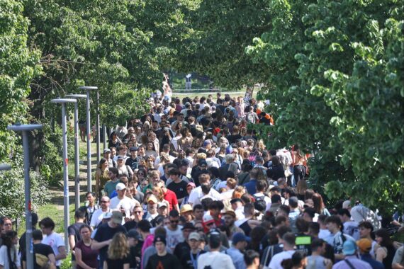 Sonniger Görlitzer Park mit Menschen, umgeben von Bäumen, unter extremen Hitzebedingungen.