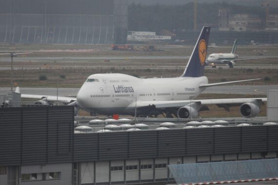 Frankfurter Flughafen mit Lärmschutzmaßnahmen zur Unterstützung betroffener Gemeinden.
