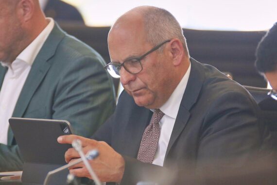 Roman Poseck diskutiert Mobile Ortung von Ausreisepflichtigen zur Unterstützung von Abschiebungen.