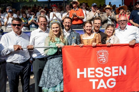 Übergabe der Hessentagsfahne an Idsteins kommenden Gastgeber, Boris Rhein und Dr. Heiko Wingenfeld.