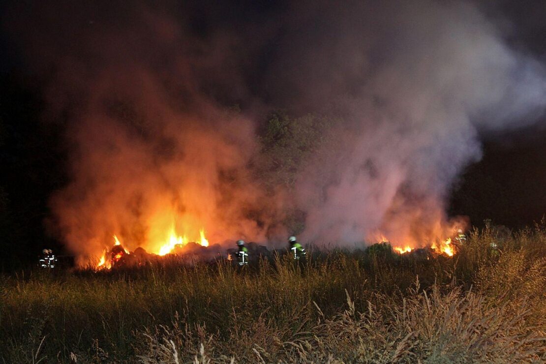 Heuballenbrand bei Schophoven: Polizei ermittelt wegen Brandstiftung