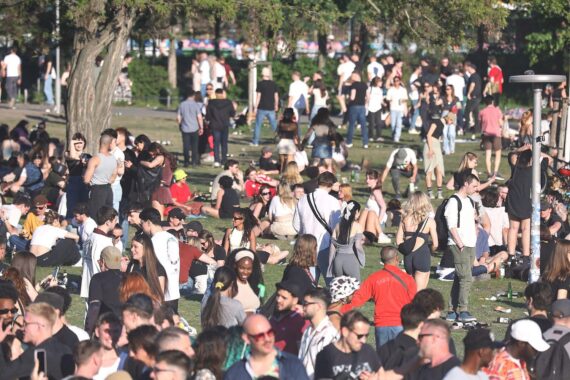 Junge Menschen im Park genießen die Sonne während einer Hitzewarnung in Niedersachsen.