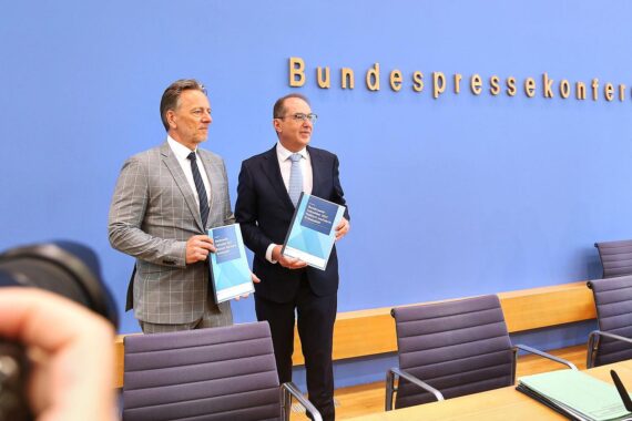 Bundesjustizministerin Hubig diskutiert steigende politisch motivierte Kriminalität und frauenfeindliche Gewalttaten.