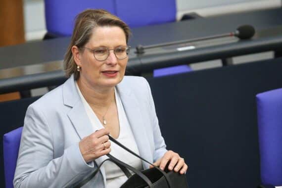 Bundesjustizministerin Stefanie Hubig diskutiert Verjährungsfristen und Verbesserung des Opferschutzes.