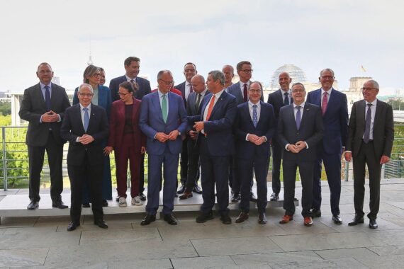 Gewerkschafter und Politiker im Gespräch, betonen Dialog und Reformbedarf für gerechte Entscheidungen.