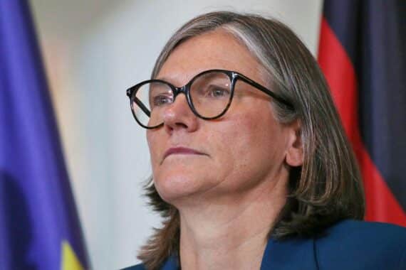 Christiane Benner kritisiert Bundesregierung für Versäumnisse bei Entgelttransparenz für Frauen.