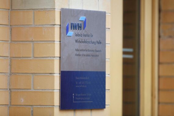 Grafik mit sinkenden Insolvenzzahlen, Unternehmen und betroffenen Arbeitsplätzen im Kontext wirtschaftlicher Entwicklungen.