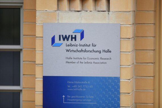 Diagramm oder Grafik zur wirtschaftlichen Prognose Deutschlands mit Fokus auf Risiken durch internationale Konflikte.