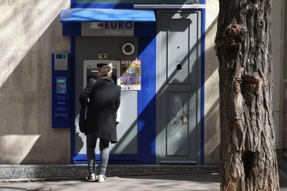 Geldautomat in Frankreich symbolisiert finanzielle Unsicherheit während steigender Inflation im Euroraum.