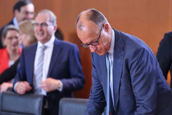 Alexander Dobrindt und Friedrich Merz diskutieren politische Themen im Kontext der Bundestagswahl 2026.