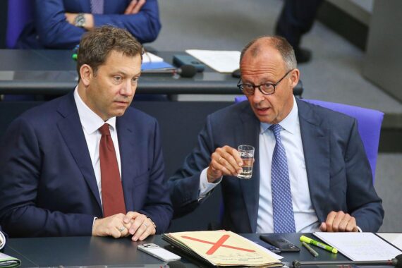 Umfrageergebnisse zeigen steigende Wählergunst für Union und SPD. Lars Klingbeil, Friedrich Merz abgebildet.