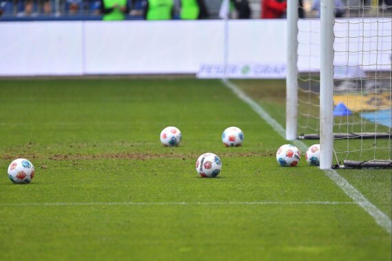 Fußbälle mit Jako-Logo, Symbol für Qualität und hohe Preise im Fußballmarkt.