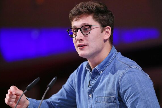 Philipp Türmer fordert Steuerentlastungen für Arbeitnehmer und höhere Besteuerung von Vermögen.