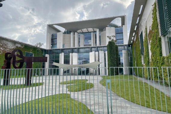 Bundeskanzleramt ohne Klimaanlage, Mitarbeitende schwitzen, Ventilatoren und Wasserspender als Lösungen.