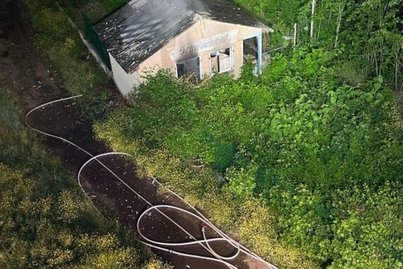 Abgebranntes Kassenhäuschen im Freibad, Feuerwehr im Einsatz, Polizei ermittelt Brandursache.