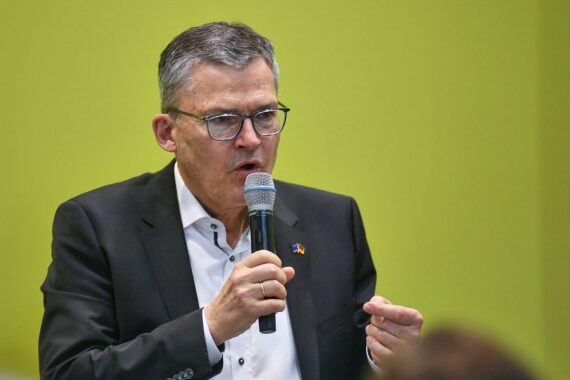 Roderich Kiesewetter diskutiert Kritik an deutscher Wirtschaftsteilnahme am St. Petersburger Forum.