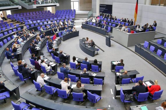 Bundestagssitzung mit Abgeordneten, Diskussion über Geheimhaltung und Sicherheitsfragen.