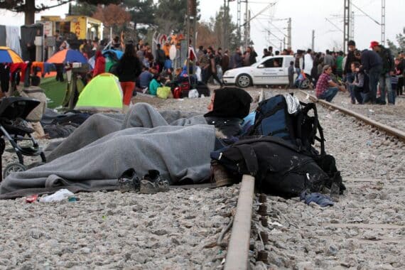 Flüchtlinge auf der Balkanroute, symbolisieren Herausforderungen und Reformen der EU-Migration.
