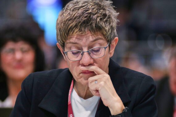 Annegret Kramp-Karrenbauer spricht über CDU-Unzufriedenheit und Kompromisse in der Politik.